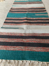 Kép betöltése a galériamegjelenítőbe: Zöld, fekete, piros színű csíkos indiai pamut szőnyeg