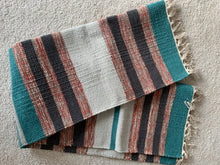 Kép betöltése a galériamegjelenítőbe: Zöld, fekete, piros színű csíkos indiai pamut szőnyeg