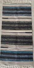 Kép betöltése a galériamegjelenítőbe: Fekete, fehér, kék színű csíkos indiai pamut szőnyeg
