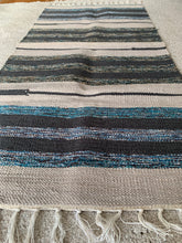 Kép betöltése a galériamegjelenítőbe: Fekete, fehér, kék színű csíkos indiai pamut szőnyeg