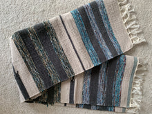Kép betöltése a galériamegjelenítőbe: Fekete, fehér, kék színű csíkos indiai pamut szőnyeg