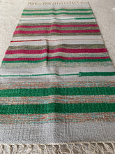 Kép betöltése a galériamegjelenítőbe: Zöld, fehér, piros színű csíkos indiai pamut szőnyeg