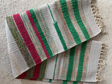 Kép betöltése a galériamegjelenítőbe: Zöld, fehér, piros színű csíkos indiai pamut szőnyeg