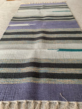 Kép betöltése a galériamegjelenítőbe: Szűrke ,sötét szűrke,bézs színű csíkos indiai pamut szőnyeg