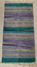 Kép betöltése a galériamegjelenítőbe: Zöld, fehér, lila színű csíkos indiai pamut szőnyeg