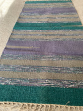 Kép betöltése a galériamegjelenítőbe: Zöld, fehér, lila színű csíkos indiai pamut szőnyeg