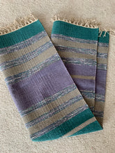 Kép betöltése a galériamegjelenítőbe: Zöld, fehér, lila színű csíkos indiai pamut szőnyeg