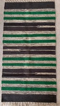 Kép betöltése a galériamegjelenítőbe: Fekete, fehér, zöld színű csíkos indiai pamut szőnyeg