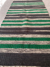 Kép betöltése a galériamegjelenítőbe: Fekete, fehér, zöld színű csíkos indiai pamut szőnyeg