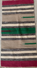 Kép betöltése a galériamegjelenítőbe: Bézs, fehér, zöld, piros színű csíkos indiai pamut szőnyeg