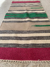 Kép betöltése a galériamegjelenítőbe: Bézs, fehér, zöld, piros színű csíkos indiai pamut szőnyeg