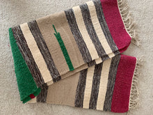 Kép betöltése a galériamegjelenítőbe: Bézs, fehér, zöld, piros színű csíkos indiai pamut szőnyeg