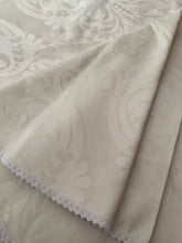 Kép betöltése a galériamegjelenítőbe: Damaszt ekrü színű ,nyomott mintás csipkés terítő