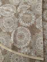 Kép betöltése a galériamegjelenítőbe: Csipke mintás,bèzs alapon ,ovális asztalterítő