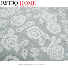 Kép betöltése a galériamegjelenítőbe: Rózsa virág mintás, cipzáros, díszpárna több méretben - RetroHome.shop