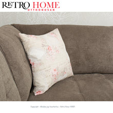 Kép betöltése a galériamegjelenítőbe: Rózsa virág és írott mintás, cipzáros, vintage stílusú díszpárna több méretben - RetroHome.shop
