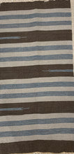 Kép betöltése a galériamegjelenítőbe: Barna, kék és fehér színű csíkos indiai pamut szőnyeg