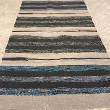 Kép betöltése a galériamegjelenítőbe: Kék ,szürke, bézs színű csíkos indiai pamut szőnyeg
