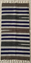 Kép betöltése a galériamegjelenítőbe: Barna, szürke, kék színű csíkos indiai pamut szőnyeg