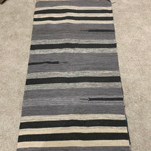 Kép betöltése a galériamegjelenítőbe: Szűrke ,sötét szűrke,bézs színű csíkos indiai pamut szőnyeg