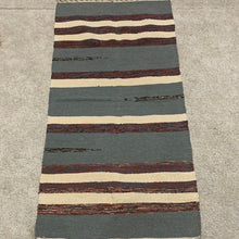 Kép betöltése a galériamegjelenítőbe: Szürke,bézs, bordó színű csíkos indiai pamut szőnyeg
