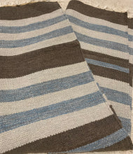 Kép betöltése a galériamegjelenítőbe: Szürke, bézs színű csíkos indiai pamut szőnyeg
