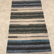Kép betöltése a galériamegjelenítőbe: Kék ,szürke, bézs színű csíkos indiai pamut szőnyeg