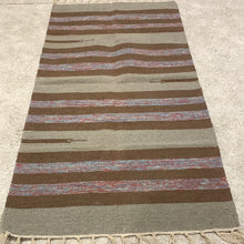 Kép betöltése a galériamegjelenítőbe: Barna, piros bézs színű csíkos indiai pamut szőnyeg