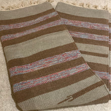 Kép betöltése a galériamegjelenítőbe: Barna, piros bézs színű csíkos indiai pamut szőnyeg