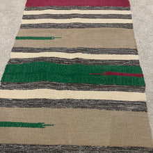 Kép betöltése a galériamegjelenítőbe: Piros,zöld színű csíkos indiai pamut szőnyeg