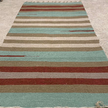 Kép betöltése a galériamegjelenítőbe: Világos turkíz, narancs és bézs színű csíkos indiai pamut szőnyeg
