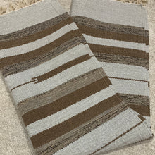 Kép betöltése a galériamegjelenítőbe: Szürke,bézs színű csíkos indiai pamut szőnyeg