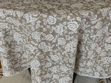 Kép betöltése a galériamegjelenítőbe: Impregnált világos bézs alapon fehér apró rózsás letörölhető asztalterítő