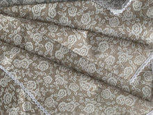 Kép betöltése a galériamegjelenítőbe: Impregnált világos bézs alapon fehér apró rózsás letörölhető asztalterítő