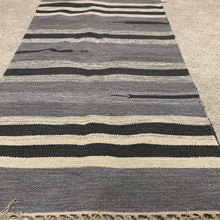 Kép betöltése a galériamegjelenítőbe: Szűrke ,sötét szűrke,bézs színű csíkos indiai pamut szőnyeg