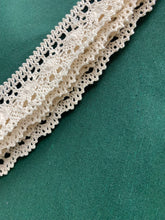 Kép betöltése a galériamegjelenítőbe: Zöld egyszinū,csipkès klasszikus pamutvászon asztalterítő