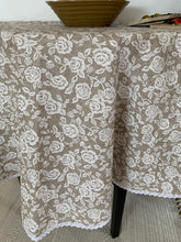 Kép betöltése a galériamegjelenítőbe: Csipke mintás,bèzs alapon ,ovális asztalterítő