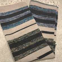 Kép betöltése a galériamegjelenítőbe: Kék ,szürke, bézs színű csíkos indiai pamut szőnyeg