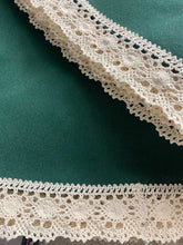 Kép betöltése a galériamegjelenítőbe: Zöld egyszinū,csipkès klasszikus pamutvászon asztalterítő