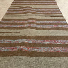 Kép betöltése a galériamegjelenítőbe: Barna, piros bézs színű csíkos indiai pamut szőnyeg