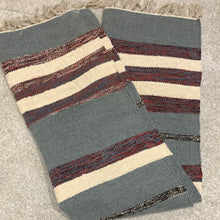 Kép betöltése a galériamegjelenítőbe: Szürke,bézs, bordó színű csíkos indiai pamut szőnyeg