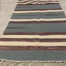 Kép betöltése a galériamegjelenítőbe: Szürke,bézs, bordó színű csíkos indiai pamut szőnyeg