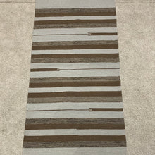 Kép betöltése a galériamegjelenítőbe: Szürke,bézs színű csíkos indiai pamut szőnyeg