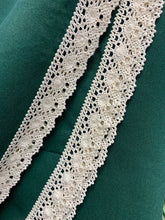 Kép betöltése a galériamegjelenítőbe: Zöld egyszinū,csipkès klasszikus pamutvászon asztalterítő