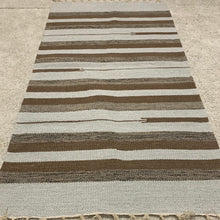 Kép betöltése a galériamegjelenítőbe: Szürke,bézs színű csíkos indiai pamut szőnyeg
