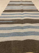Kép betöltése a galériamegjelenítőbe: Szürke, bézs színű csíkos indiai pamut szőnyeg