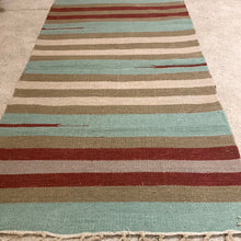 Kép betöltése a galériamegjelenítőbe: Barna, kék és fehér színű csíkos indiai pamut szőnyeg