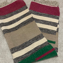 Kép betöltése a galériamegjelenítőbe: Piros,zöld színű csíkos indiai pamut szőnyeg