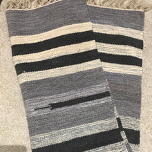 Kép betöltése a galériamegjelenítőbe: Szűrke ,sötét szűrke,bézs színű csíkos indiai pamut szőnyeg