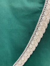 Kép betöltése a galériamegjelenítőbe: Zöld egyszinū,csipkès klasszikus pamutvászon asztalterítő